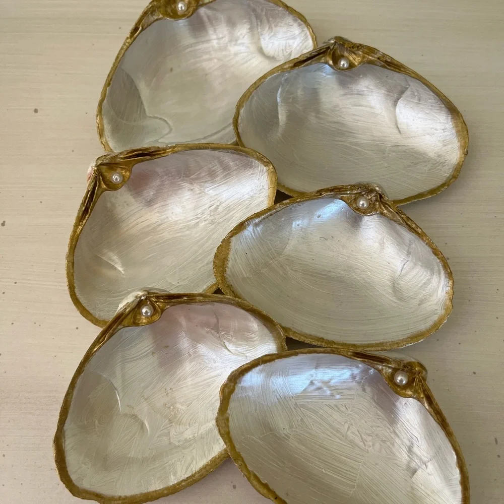 🌻6-Pearl painted and gold embossed shells with pearl - Picture 6 of 16
